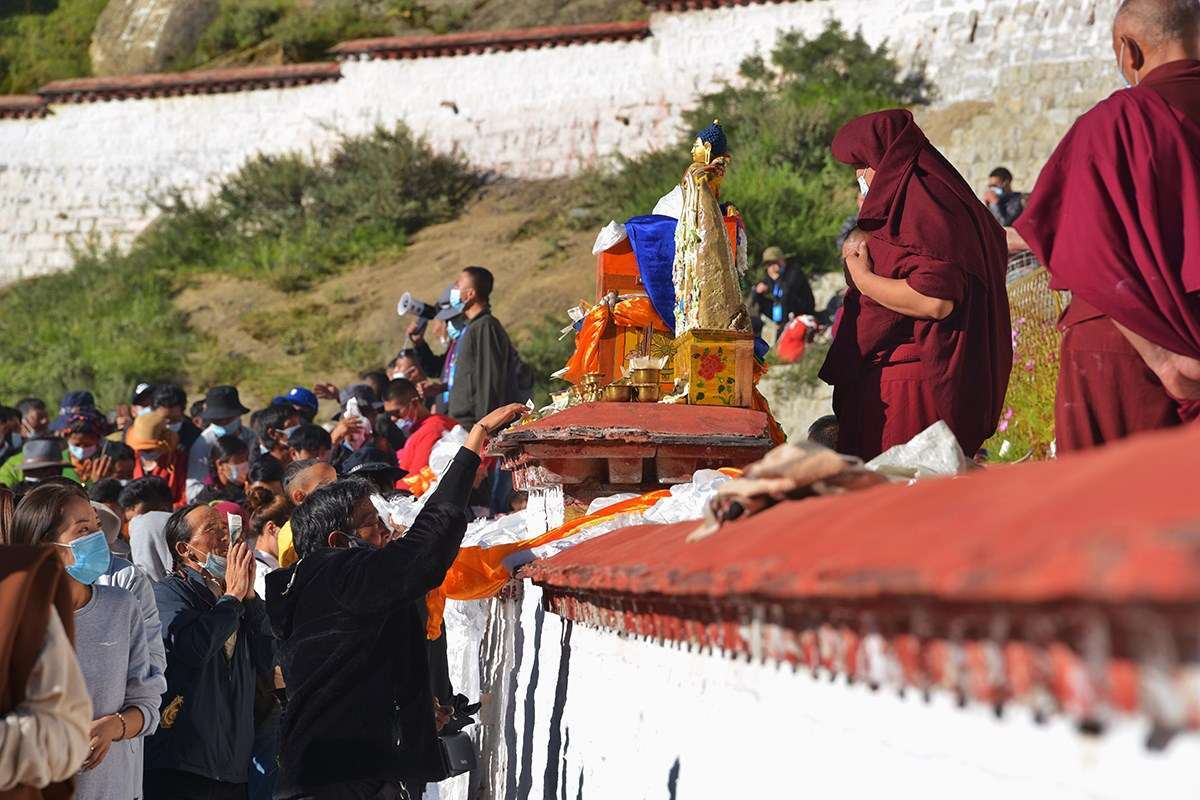 Pilgrims during Shoton Festival at Drepung Monastery | Photo par Liu Bin