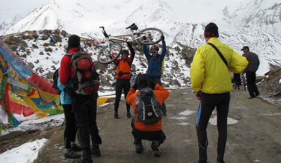 Voyage Cycliste vers le Mont Sacré Amnye Machen